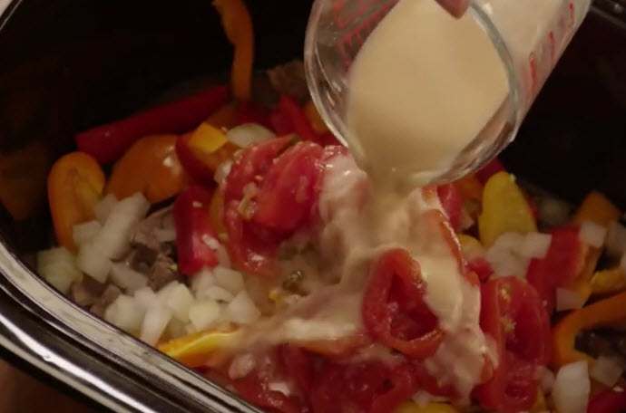 Slow cooker pepper steak pour broth in pan