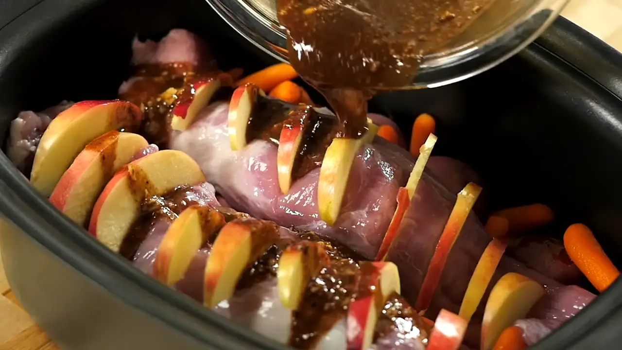 slow-cooker-hasselback-apple-pork-loin-pour-sauce